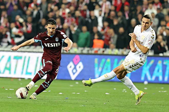 Trabzonspor'da kadro dışı bırakılan 4 futbolcuda dikkat çeken detay  - 7. Foto