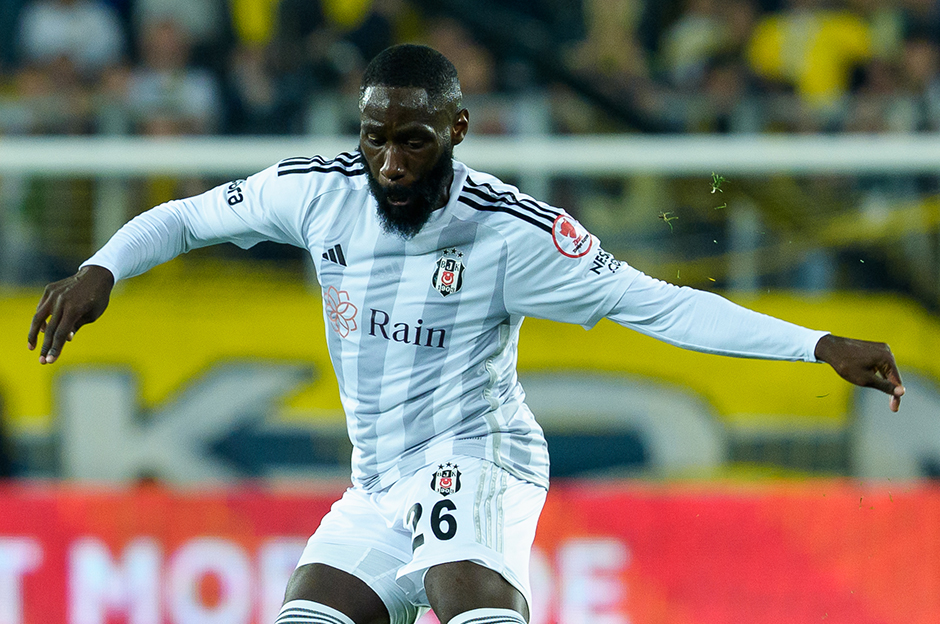 Sabah Gazetesi'nin haberine göre; Hollandalı teknik adam, hücuma çıkışlarda bir bekin orta sahaya katılmasını ve ön alanda kalabalalık oyun oluşturmayı hedefliyor. Van Bronckhorst, bu rolü ise Arthur Masuaku'ya verdi.