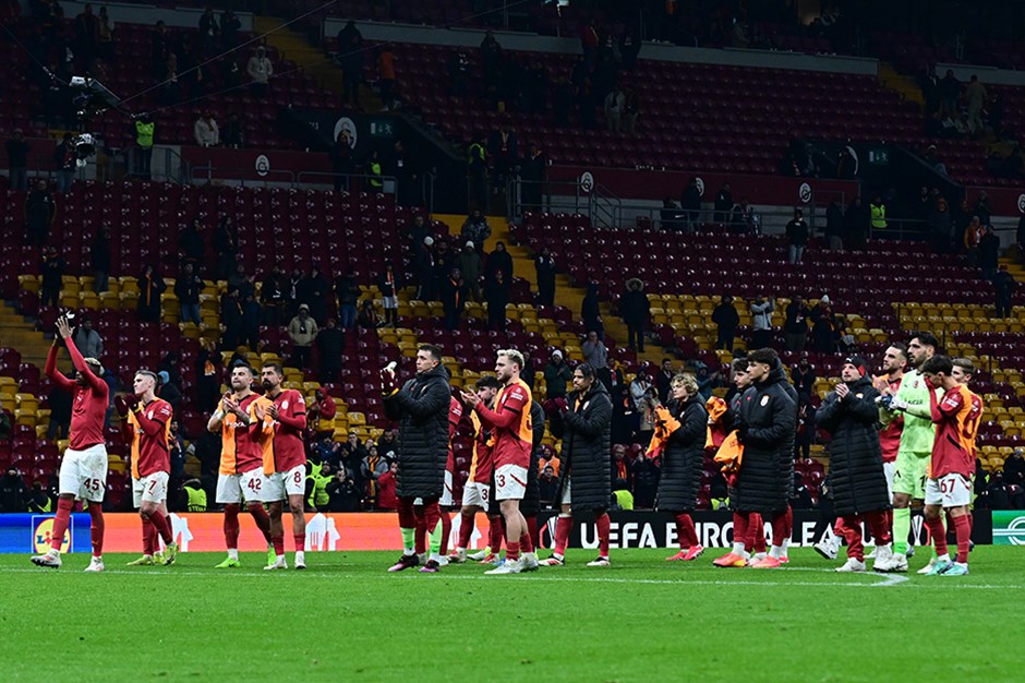 RAMS Park'ta futbolculara ıslıklı protesto