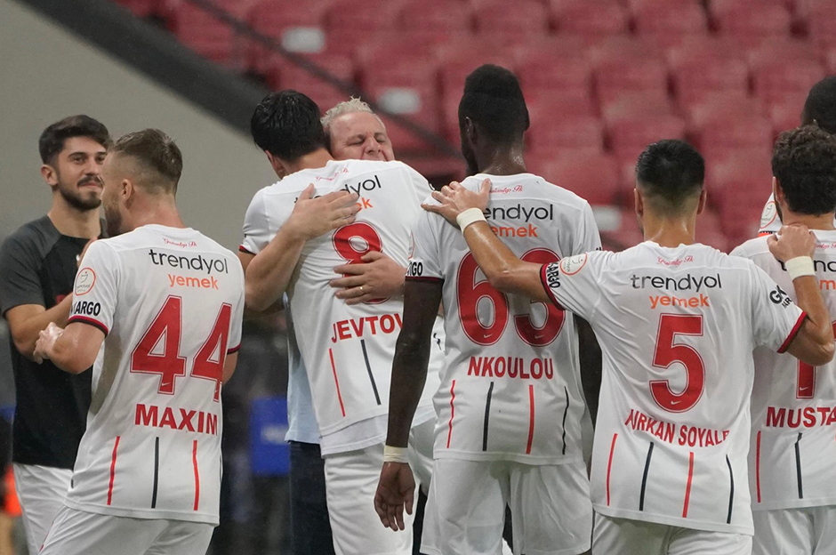 Gaziantep FK Ilk Yarı Fişi çekti- Son Dakika Spor Haberleri | NTVSpor