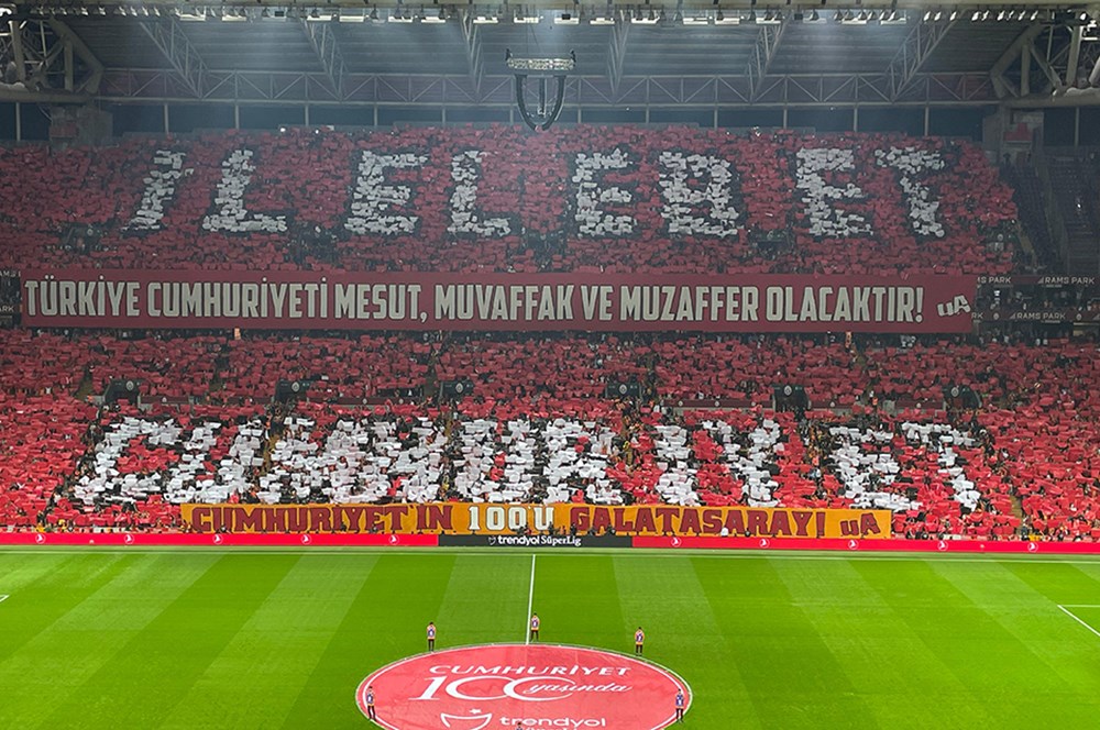 Galatasaray-Beşiktaş derbisinde Türkiye Cumhuriyeti’nin 100. yılına özel koreografi  - 12. Foto