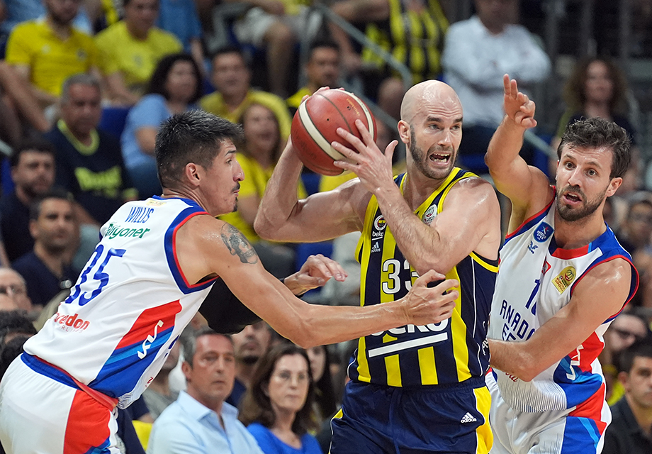 Anadolu Efes Son Saniye Basketiyle Final Serisinde Ilk Galibiyetini ...