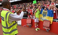 Arsenal'den Zinchenko'ya savaşın birinci yıl dönümünde jest