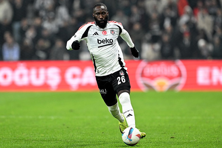 Beşiktaş tribünlerinden bir tepki de Masuaku'ya: Anons yapıldı