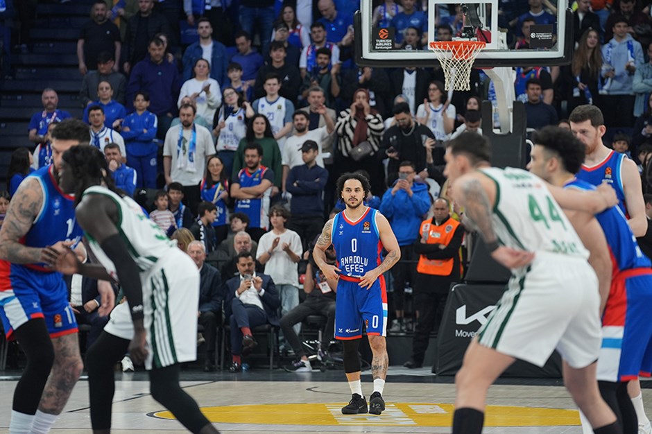 Anadolu Efes seride geriye düştü