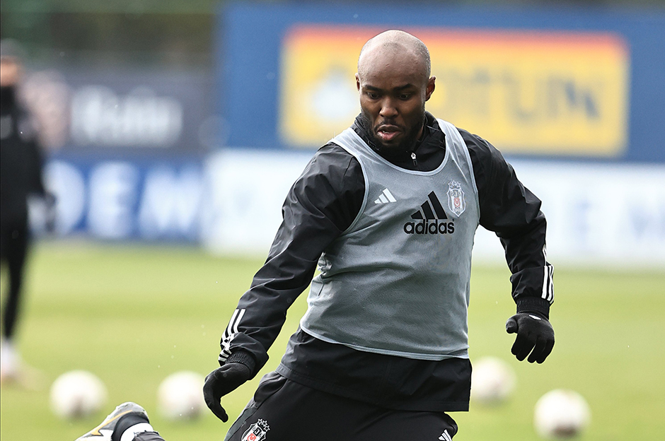 Deneyimli hoca savunmadan çıkışları henüz istediği seviyede bulmazken, stoperlerin bu konudaki yetersizliklerinden dolayı Al-Musrati'den oyunu başlatacak isim olmasını istedi.