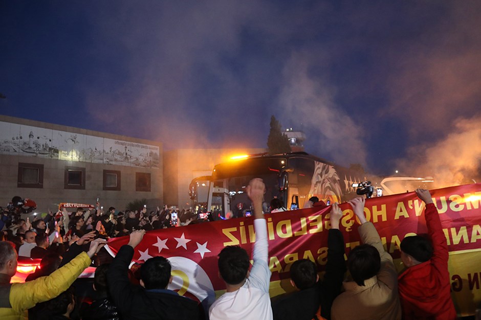 Galatasaray'a meşaleli karşılama