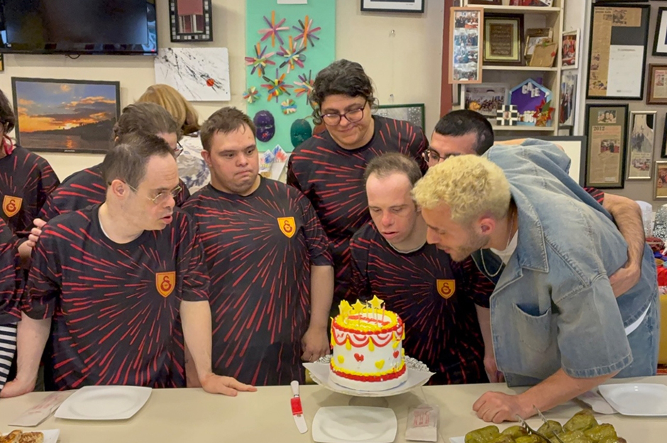 Barış Alper Yılmaz'dan anlamlı ziyaret: Down Cafe'ye destek oldu