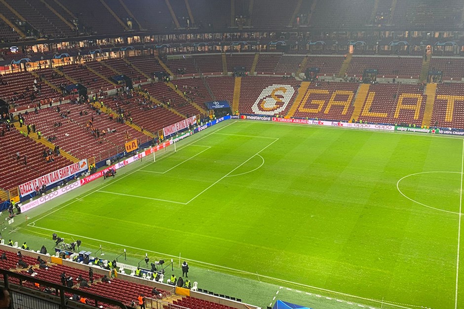 Galatasaray - Manchester United maçı öncesi UEFA'nın zemin için son kararı bekleniyor
