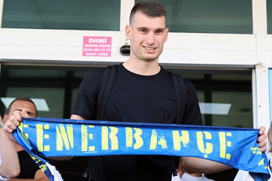 Fenerbahçe'de Dominik Livakovic imzayı attı