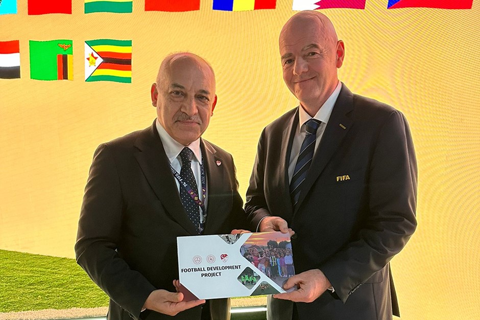 Mehmet Büyükekşi, FIFA Başkanı Infantino ile bir araya geldi