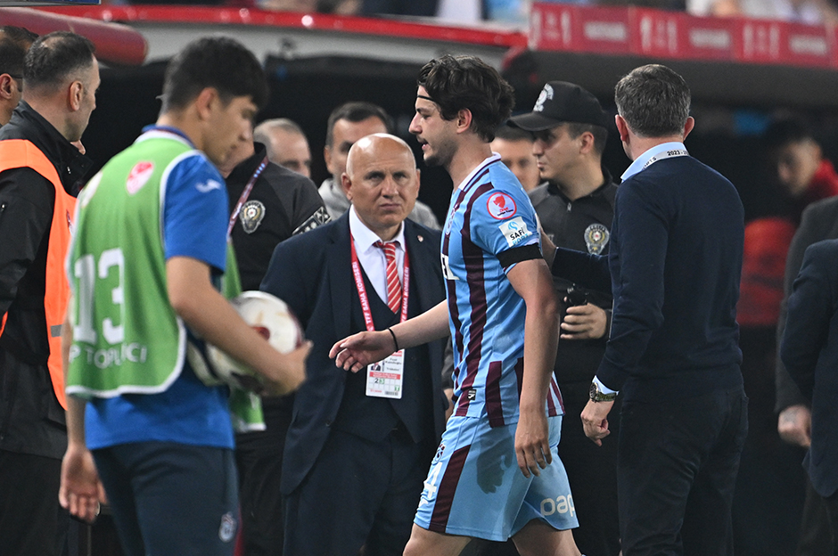Trabzonspor'a kötü haber: 20. dakikada oyundan çıkmak zorunda kaldı  - 3. Foto