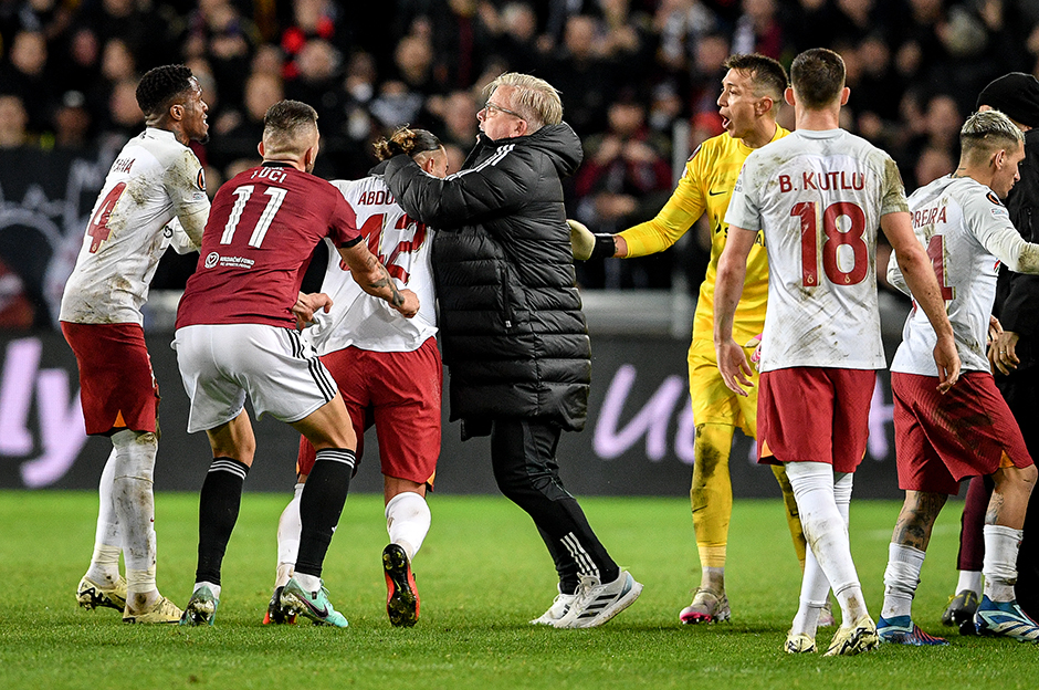 Sparta Prag-Galatasaray maçı sonrası kavga: Okan Buruk'a kırmızı kart  - 8. Foto