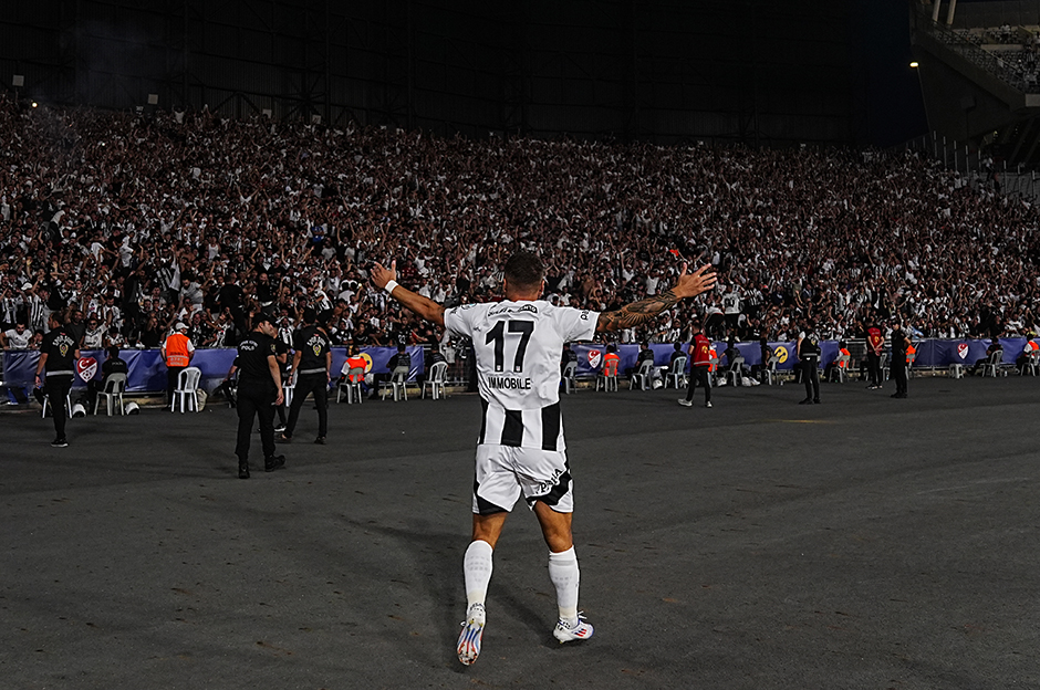 Beşiktaş'ın tarihi zaferi Avrupa'da manşetlerde: "Van Bronckhorst, Galatasaray'ı katletti"  - 18. Foto