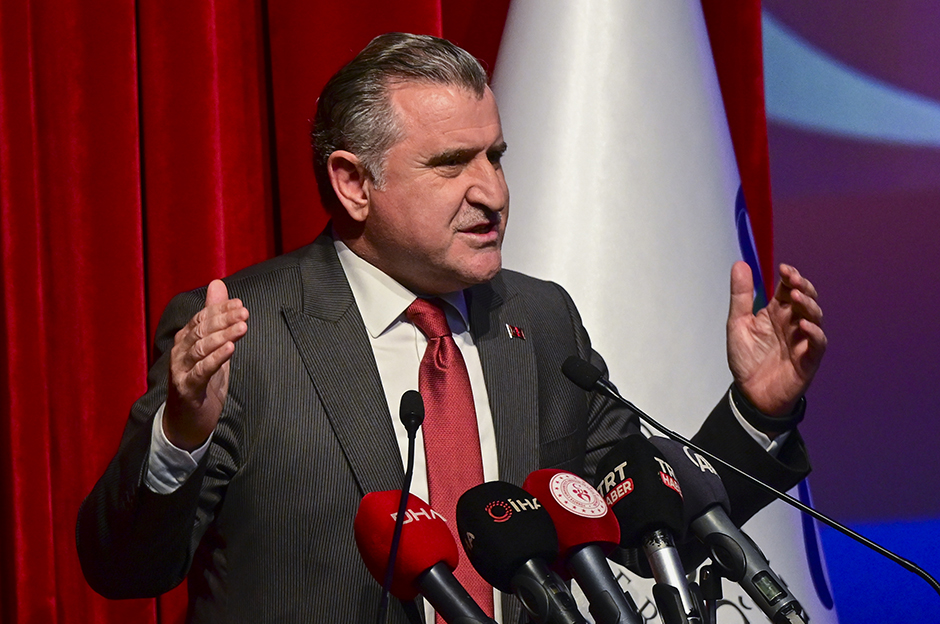 Öte yandan Galatasaray ile Fenerahçe arasında oynanacak Süper Kupa maçını Gençlik ve Spor Bakanı Osman Aşkın Bak, Ulaştırma ve Altyapı Bakan Yardımcısı Ömer Fatih Sayan, Gençlik ve Spor Eski Bakanı Mehmet Muharrem Kasapoğlu, milletvekilleri, Ankara Valisi Vasip Şahin...