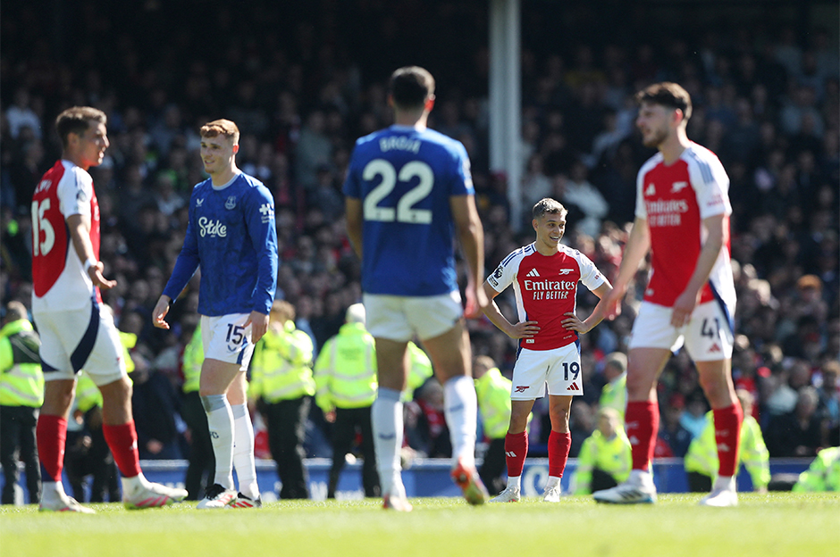 Premier Lig'de ilginç anlar: Hakem maçı erken bitirdi, ortalık karıştı  - 5. Foto