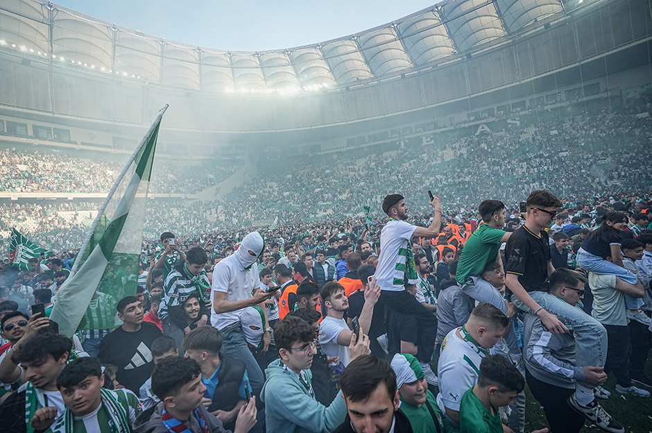 Bursaspor şampiyonluk kupasını 45 bin kişinin önünde aldı  - 12. Foto