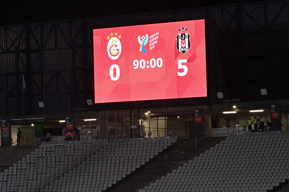 Beşiktaş'ın tarihi zaferi Avrupa'da manşetlerde: "Van Bronckhorst, Galatasaray'ı katletti"  - 13. Foto