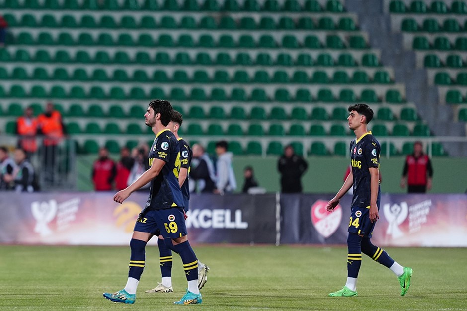 Sahadan çekilen Fenerbahçe stattan da erken ayrıldı