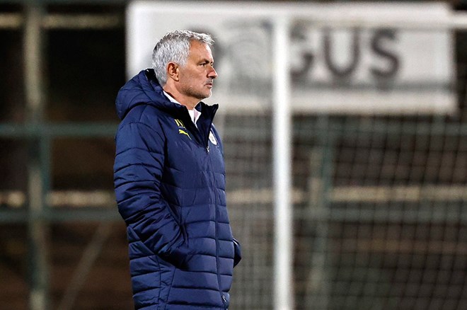 AZ Alkmaar mağlubiyeti sonrası Jose Mourinho fırtınası: Faturayı kesti  - 2. Foto