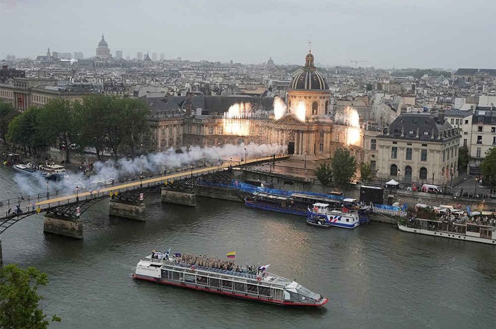 2024 Paris Olimpiyatları: Açılış töreninden kareler  - 13. Foto