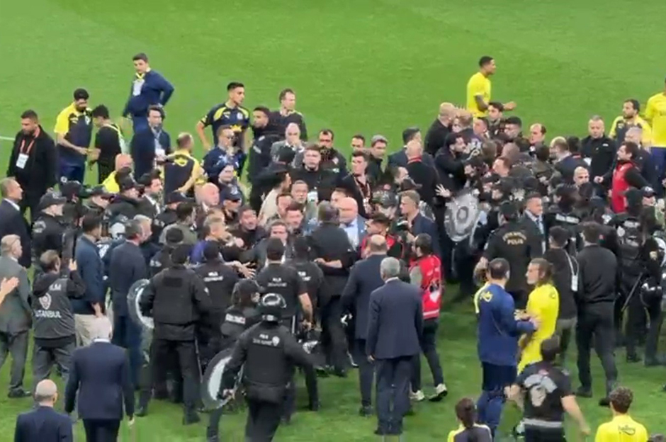 OLAYLI DERBİ: Fenerbahçeli 2 futbolcu hakkında zorla getirilme kararı  - 6. Foto