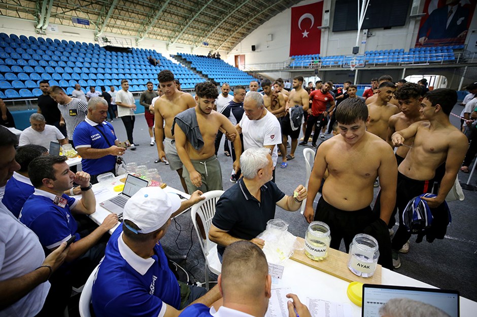 Kırkpınar'ın kayıt işlemlerinde pehlivanlara tırnak kontrolü