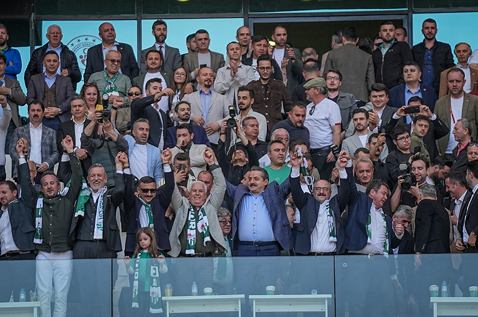 Bursaspor şampiyonluk kupasını 45 bin kişinin önünde aldı  - 9. Foto