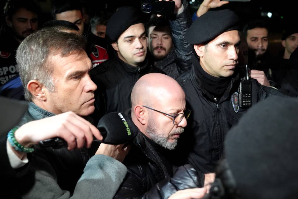 Beşiktaş kafilesine büyük tepki: Necip Uysal taraftarın isyanına cevap verdi  - 1. Foto