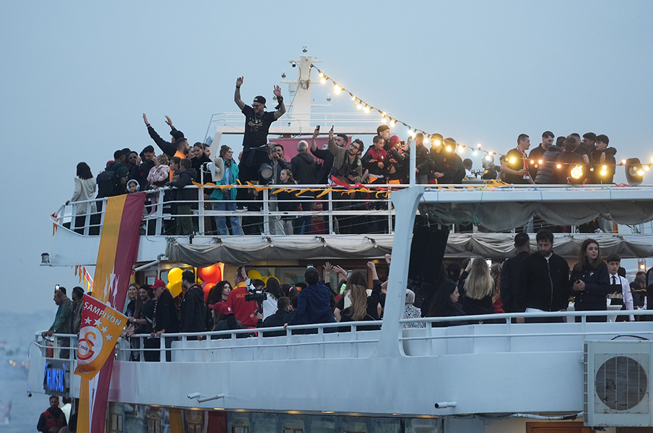 Galatasaraylı futbolcular Yenikapı'ya tekne ile geçti