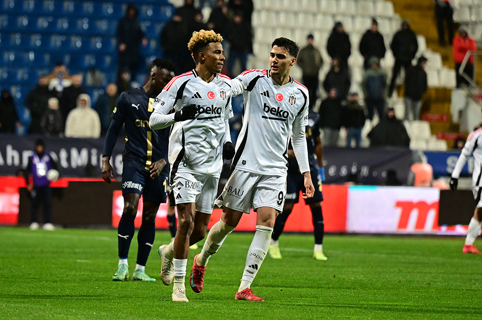 "Süper Lig'de bir Premier Lig oyuncusu" | Spor yazarları Kasımpaşa-Beşiktaş maçı için ne dedi?  - 5. Foto