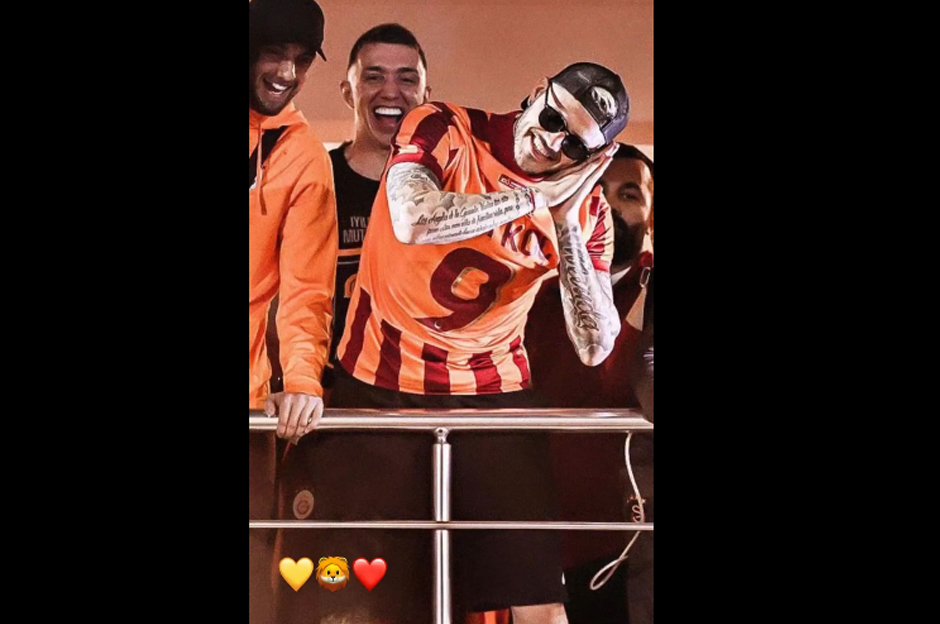 Mauro Icardi posing with ⁣a Galatasaray jersey.