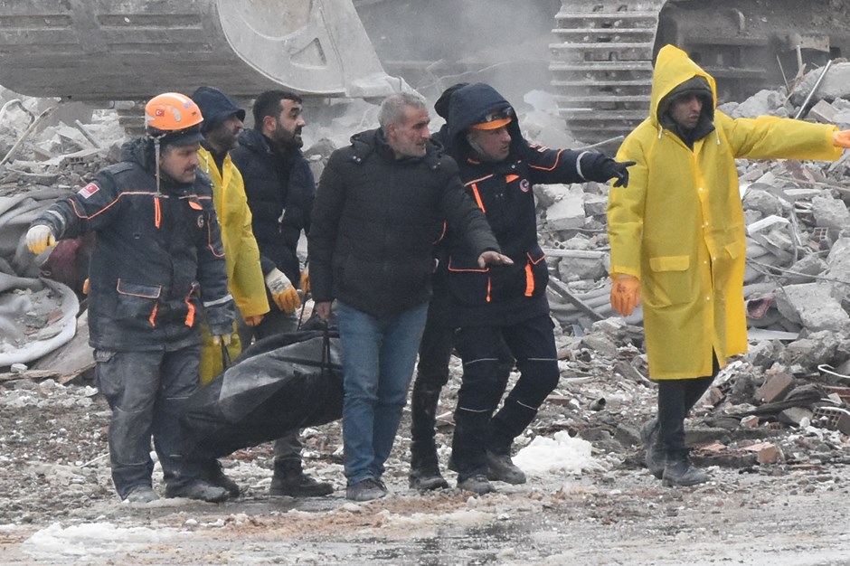 Voleybolcuların kaldığı otelin enkazında 1 kişinin cansız bedenine ulaşıldı