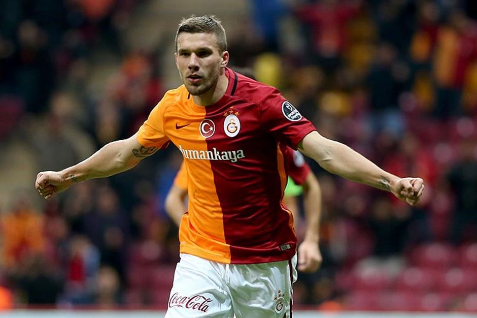 Lukas Podolski'den depremzedeler için bağış