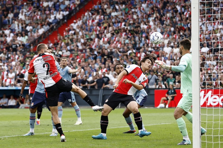 Feyenoord lige puan kaybıyla başladı