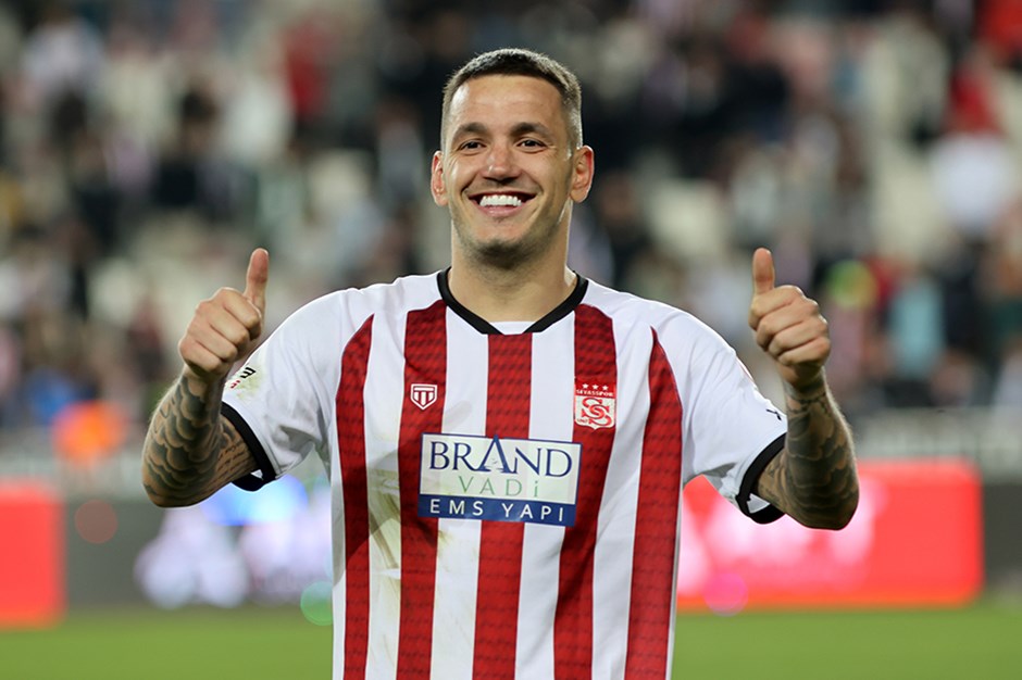 Sivasspor'un yıldızı Manaj attığı gollerle tarihe geçti