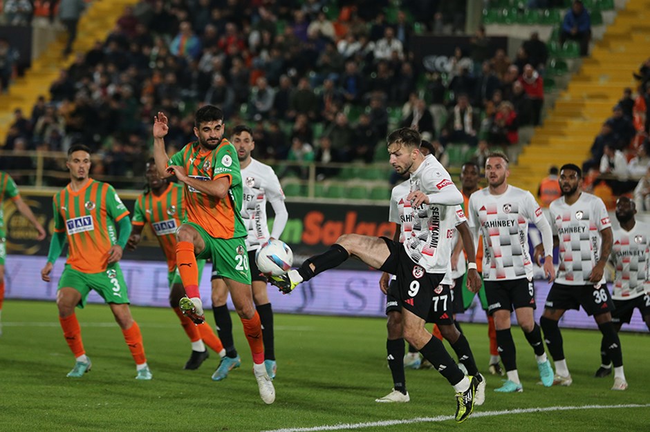 (Maç özeti) Alanyaspor'a nefes aldıran galibiyet: Goller ikinci yarı geldi