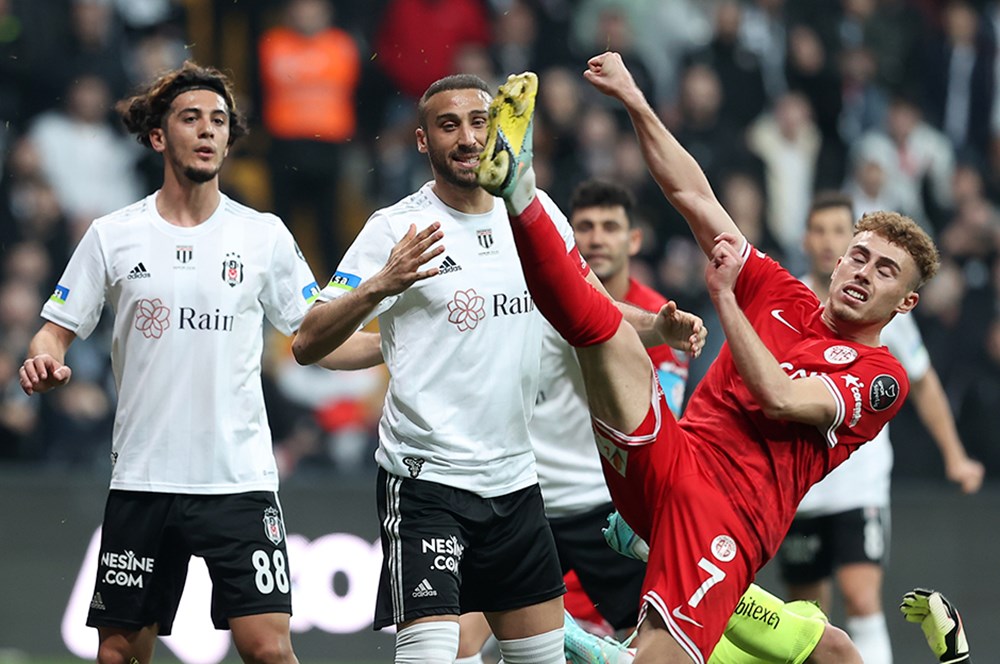 "Kimseye söylemeden, gizlice futbolu bırakmış gibi" - Spor yazarları Beşiktaş için ne dedi?  - 5. Foto