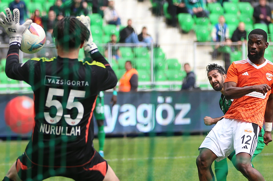 Sakaryaspor tehlikeli bölgeden uzaklaştı