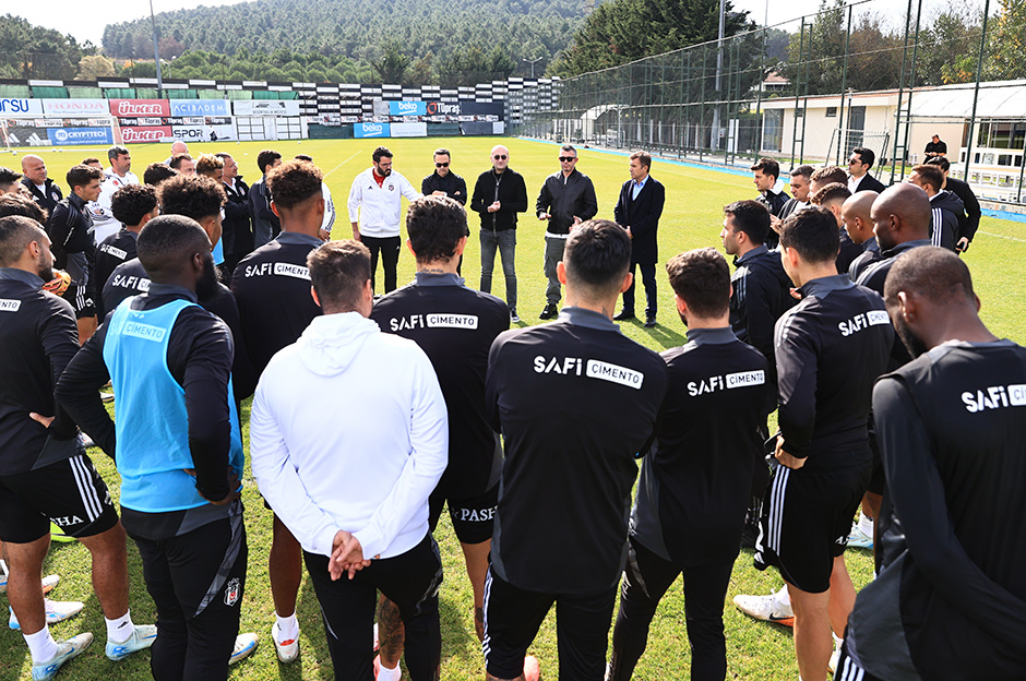 Beşiktaş Yönetimi'nden Ümraniye çıkarması: Van Bronckhorst ve futbolcularla görüştüler  - 1. Foto