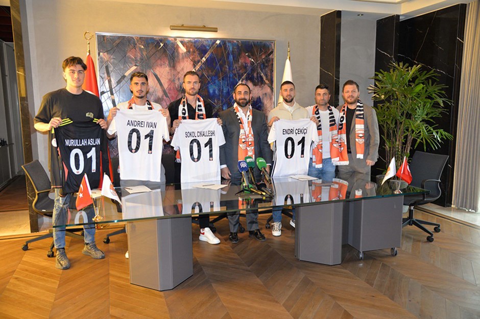 Adanaspor'da toplu imza töreni: Transferler devam edecek