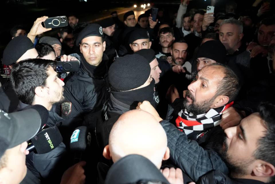 Beşiktaş kafilesine büyük tepki: Necip Uysal taraftarın isyanına cevap verdi  - 3. Foto