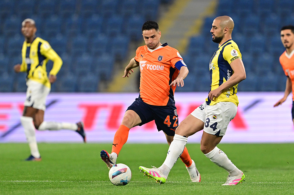 Süper Lig'in 35. hafta maçında Başakşehir ile deplasmanda karşılaşan Fenerbahçe, 14. dakikadaki pozisyonda penaltı bekledi.