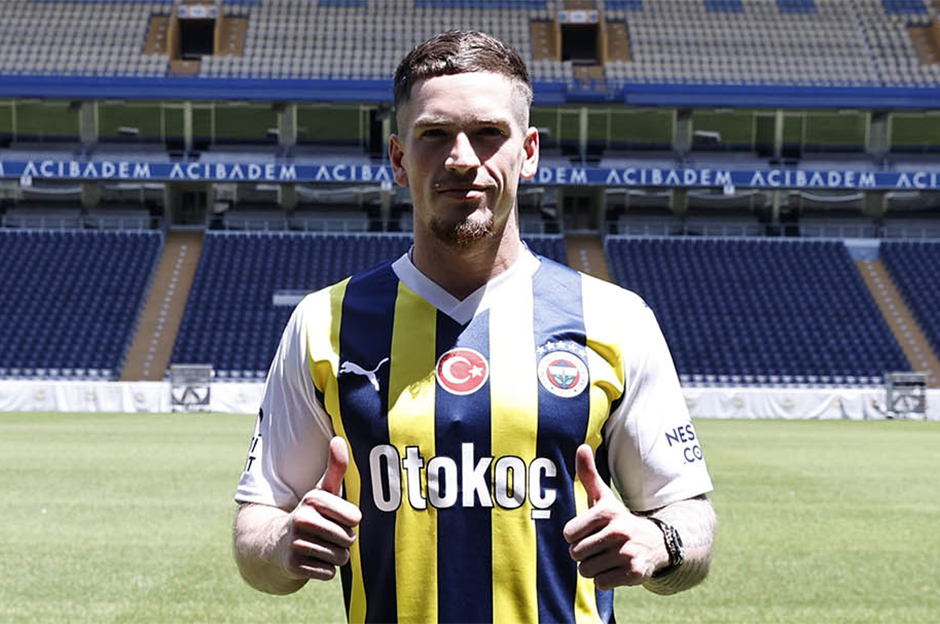 Jose Mourinho'nun planları arasında yer almayan Ryan Kent, yaz transfer döneminde İskoçya, Suudi Arabistan ve Katar'dan gelen teklifleri de geri çevirdi.