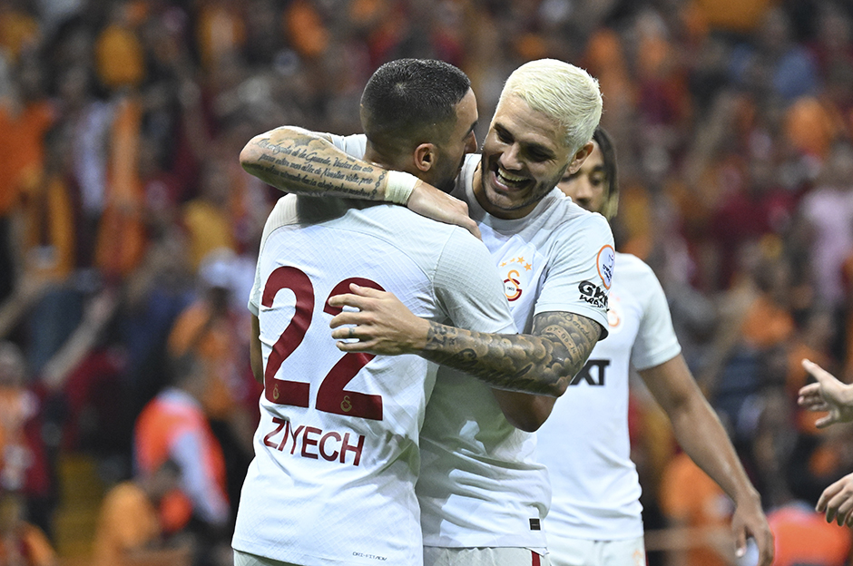 G.Saray’dan ‘geliyorum’ mesajı - Osman Şenher | İlk yarı sahanın her tarafında basan, takım olarak hücuma çıkıp, takım olarak defans yapan bir Galatasaray vardı. Kendini fazla sıkmadan bu devrede üç de gol attı. Mertens’in iki harika asistinde Kerem Aktürkoğlu aynı güzellikte vuruşlarla fileleri havalandırdı. Üçüncü golde ise aynı Kerem harika bir orta yaptı, Abdülkerim de aynı güzellikte kafa vuruşuyla skor tabelasını değiştirdi. Kerem Aktürkoğlu ilk yarının nasıl yıldızı olduysa, oyunda kaldığı sürece Kerem Demirbay da çok akıllı işler yaptı. Rakip hücuma çıkarken basıyor, defansına gelip top çıkarıyor ve takımıyla beraber hücuma katılıyor. Çok değil 2-3 hafta sonra Kerem Demirbay, Torreira ile beraber Avrupa’nın en iyi orta saha oyuncularından bir tanesi olur. Ziyech ise çok farklı bir oyuncu. Hiç böylesini görmedim. Şu an tam olarak hazır olmamasına rağmen sahada öyle şeyler yapıyor ki futbol cambazı gibi bir adam. Icardi’ye attırdığı golden bahsetmiyorum bile. Ayağına top her geldiğinde öyle paslar atıyor ki, Ziyech ile beraber Arjantinli forvet herhalde gol sayısını ikiye katlayacak. Sarı-kırmızılı yönetimi gerçekten kutlamak lazım. Bu çocuk sakatlık benzeri şanssızlıklar yaşamazsa Hagi gibi Cim-Bom’da büyük işler yapar, büyük iz bırakır. Hakikaten çok yüksek seviyedeki futbolculardan kurulu bir takım oldu Galatasaray. Hatalar yok mu, var! Güçlü bir kanat oyuncusu Angelino’yu epey hırpalar ve hata yaptırır. Rakip kanatlardan geldiği zaman etkili oluyor. Çıkardığı toplara orta saha ve defans müdahale etmeyince sarı-kırmızılılar tehlike yaşıyor ama bunu da en kısa sürede Okan hoca mutlaka çözecektir. (MİLLİYET)