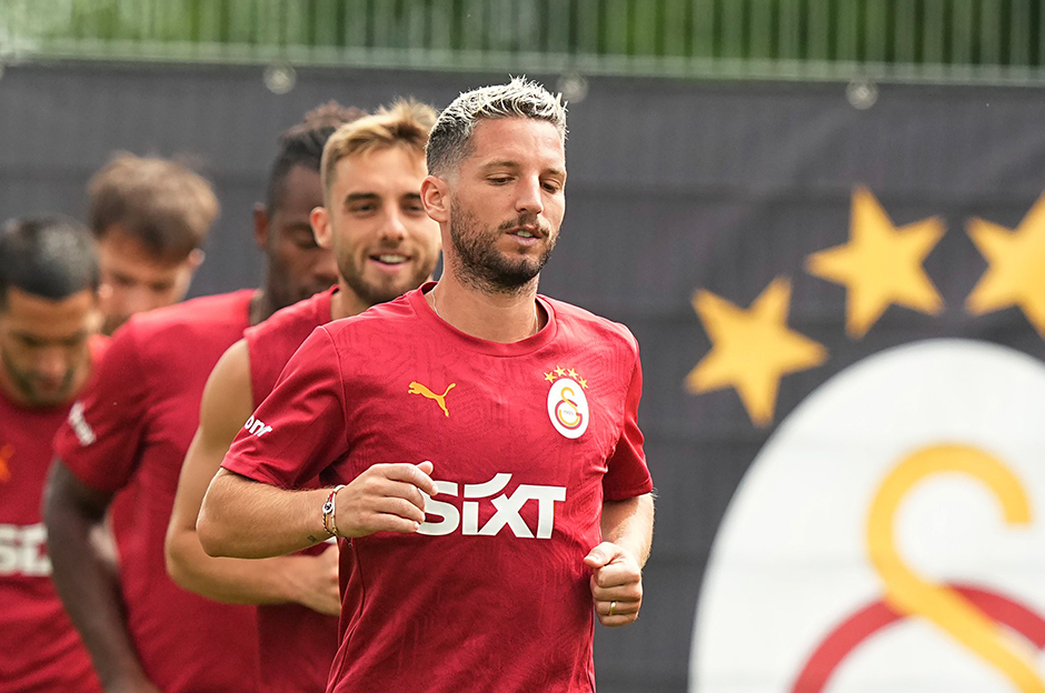 Kadıköy'ün atmosferini yenilere anlatan futbolcular, dikkat edilmesi gereken konularda da bilgi veriyor.