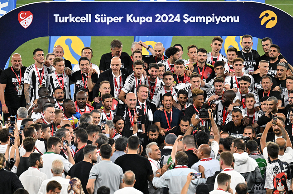 Beşiktaş'ın tarihi zaferi Avrupa'da manşetlerde: "Van Bronckhorst, Galatasaray'ı katletti"  - 14. Foto