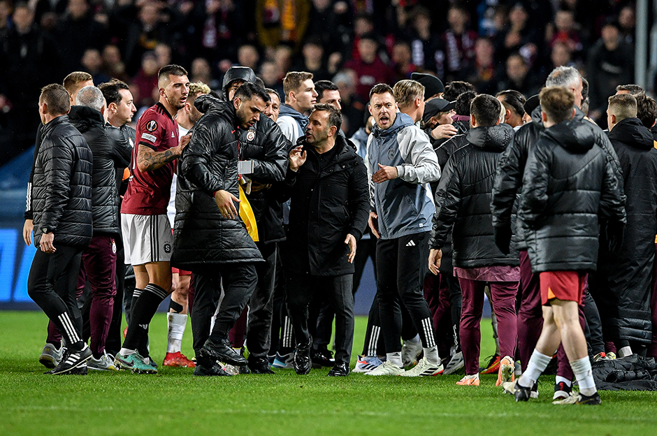 Sparta Prag-Galatasaray maçı sonrası kavga: Okan Buruk'a kırmızı kart  - 2. Foto