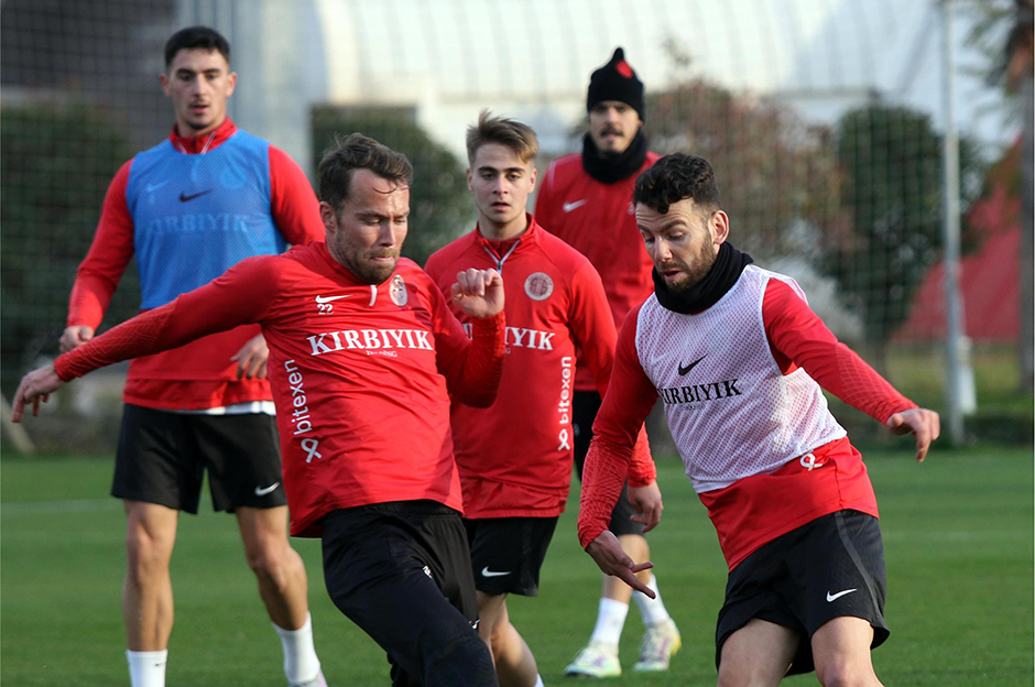 En golcü defans hattı: Süper Lig devi zirvede fark attı  - 16. Foto