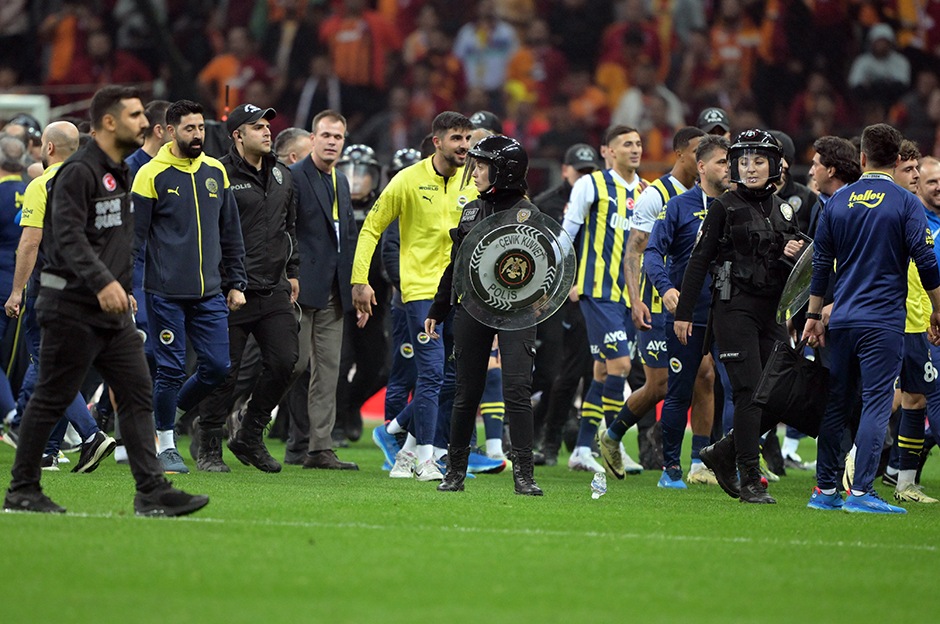 OLAYLI DERBİ: Fenerbahçeli 2 futbolcu hakkında zorla getirilme kararı  - 4. Foto